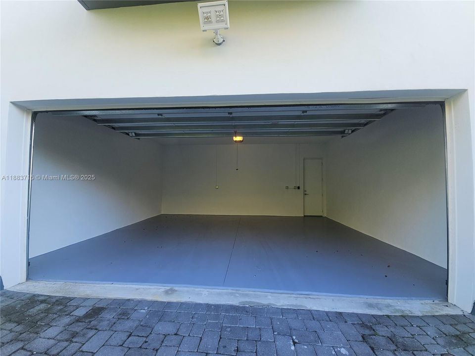 Под контрактом: $4,000 (4 спален, 3 ванн, 2408 Квадратных фут)