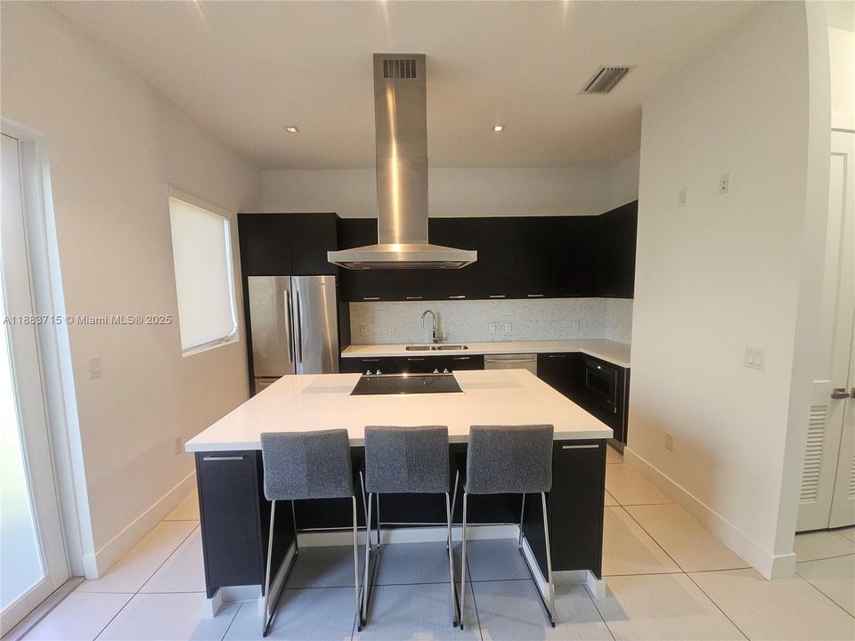 Под контрактом: $4,000 (4 спален, 3 ванн, 2408 Квадратных фут)