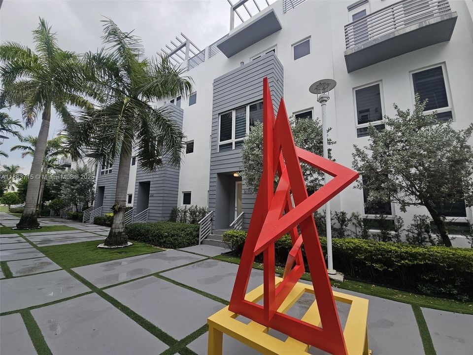 Под контрактом: $4,000 (4 спален, 3 ванн, 2408 Квадратных фут)