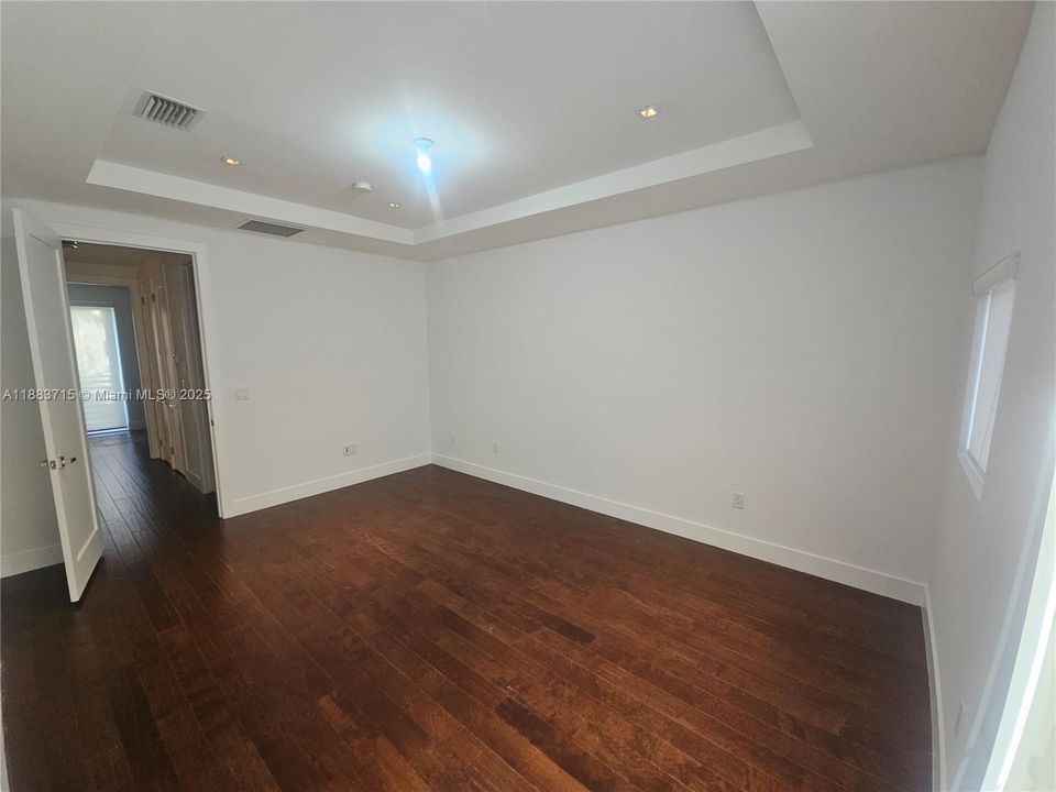 Под контрактом: $4,000 (4 спален, 3 ванн, 2408 Квадратных фут)