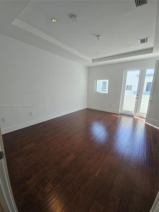 Под контрактом: $4,000 (4 спален, 3 ванн, 2408 Квадратных фут)