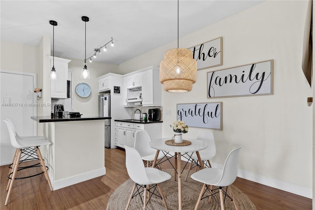 最近租的: $1,900 (1 贝兹, 1 浴室, 650 平方英尺)