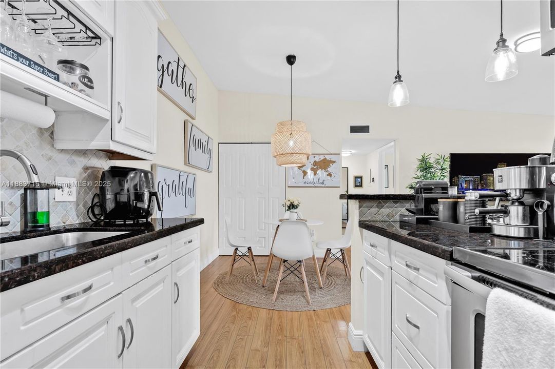 最近租的: $1,900 (1 贝兹, 1 浴室, 650 平方英尺)