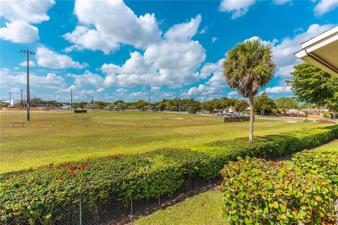 最近租的: $1,900 (1 贝兹, 1 浴室, 650 平方英尺)