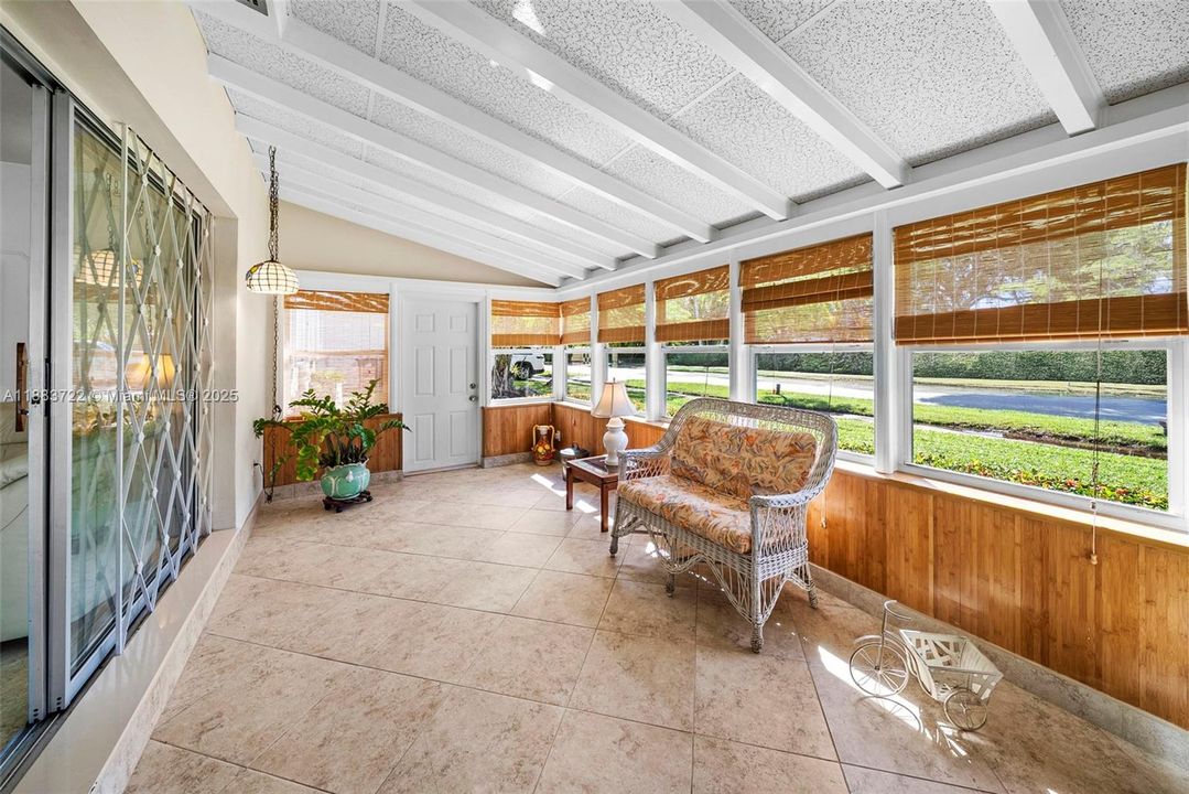 合同活跃: $1,395,000 (4 贝兹, 3 浴室, 2583 平方英尺)