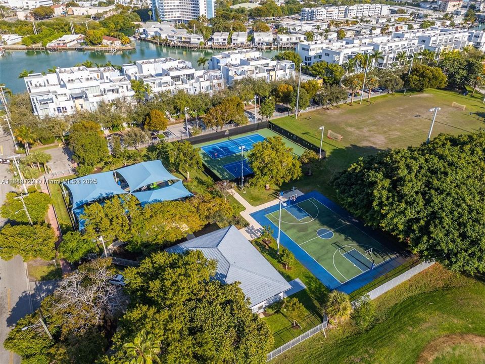 合同活跃: $1,395,000 (4 贝兹, 3 浴室, 2583 平方英尺)