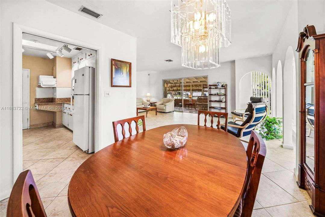 合同活跃: $1,395,000 (4 贝兹, 3 浴室, 2583 平方英尺)