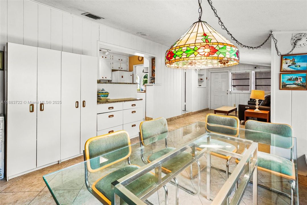 合同活跃: $1,395,000 (4 贝兹, 3 浴室, 2583 平方英尺)