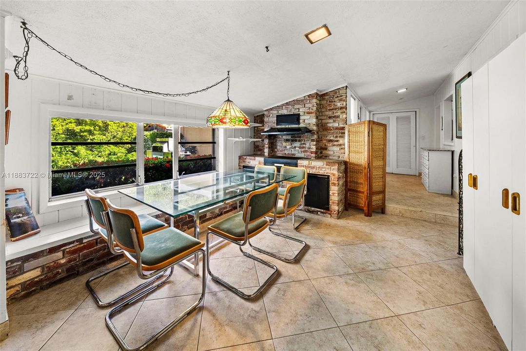 合同活跃: $1,395,000 (4 贝兹, 3 浴室, 2583 平方英尺)