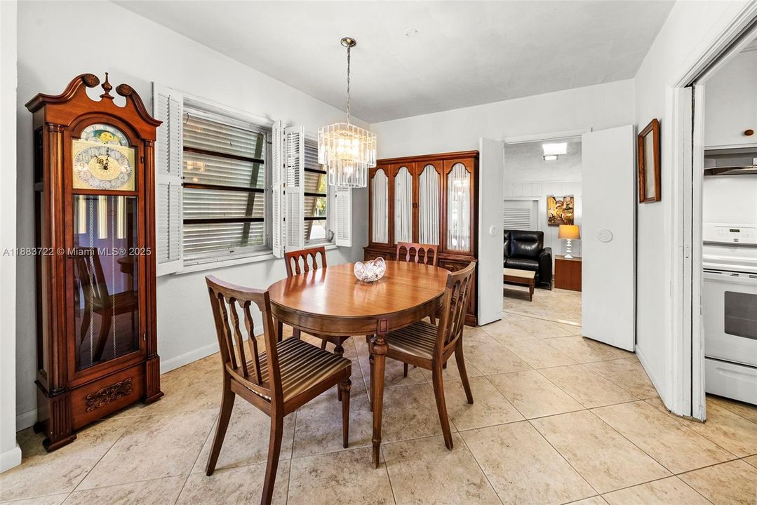 合同活跃: $1,395,000 (4 贝兹, 3 浴室, 2583 平方英尺)