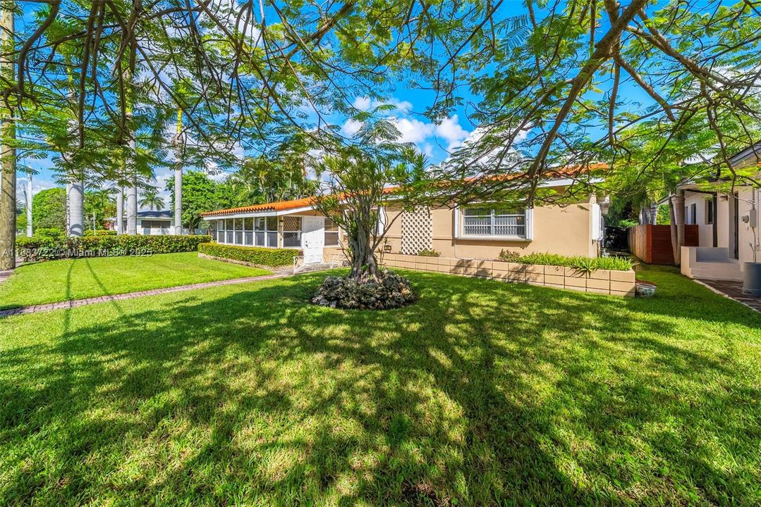 合同活跃: $1,395,000 (4 贝兹, 3 浴室, 2583 平方英尺)