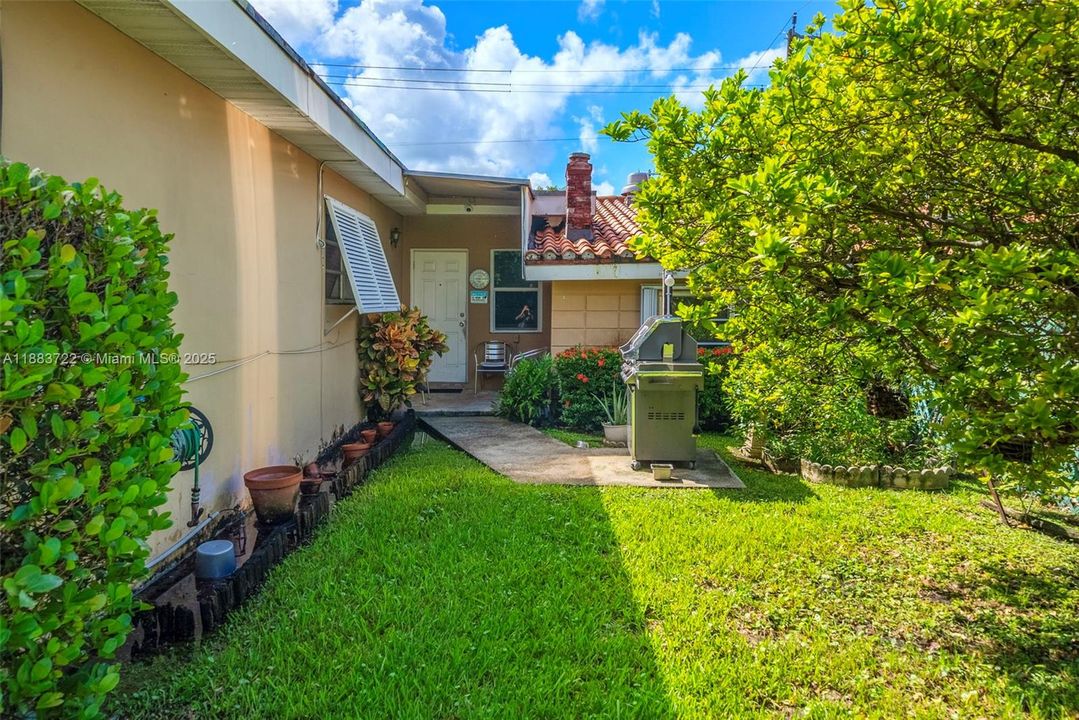 合同活跃: $1,395,000 (4 贝兹, 3 浴室, 2583 平方英尺)