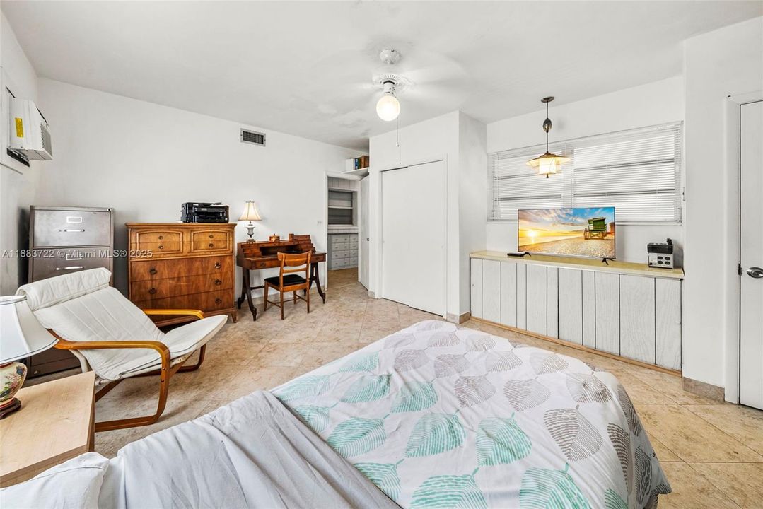 合同活跃: $1,395,000 (4 贝兹, 3 浴室, 2583 平方英尺)