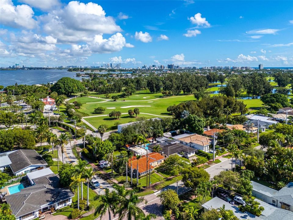 合同活跃: $1,395,000 (4 贝兹, 3 浴室, 2583 平方英尺)