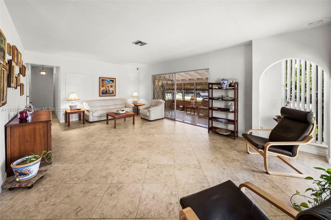 合同活跃: $1,395,000 (4 贝兹, 3 浴室, 2583 平方英尺)