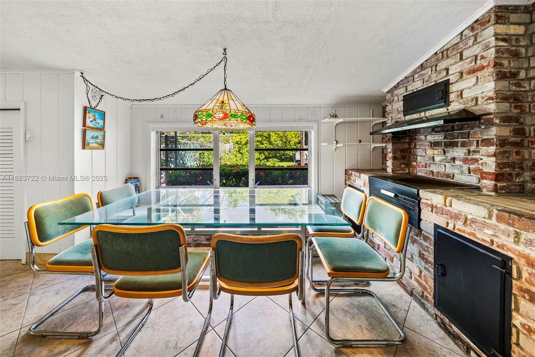 合同活跃: $1,395,000 (4 贝兹, 3 浴室, 2583 平方英尺)