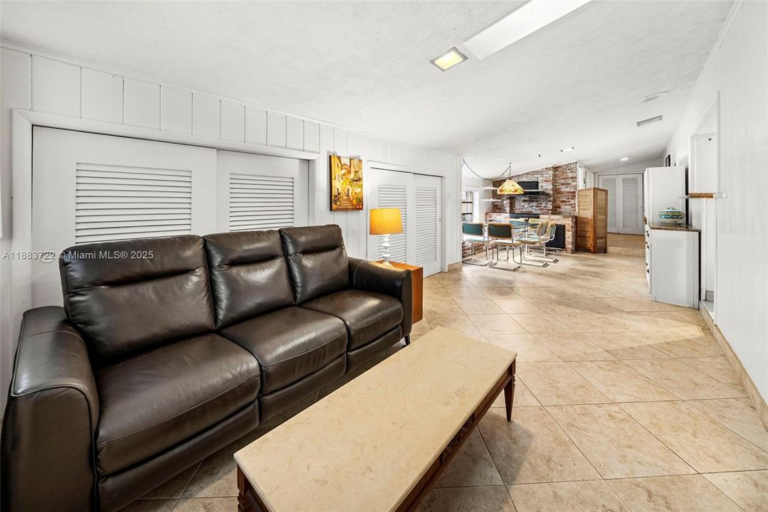 合同活跃: $1,395,000 (4 贝兹, 3 浴室, 2583 平方英尺)