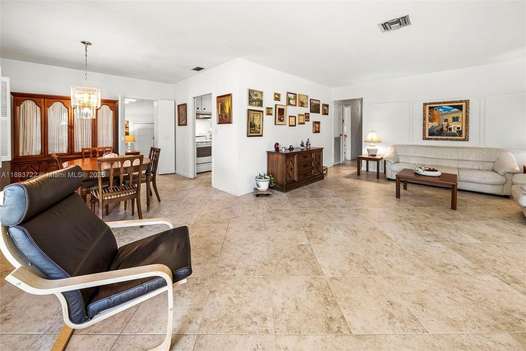 合同活跃: $1,395,000 (4 贝兹, 3 浴室, 2583 平方英尺)