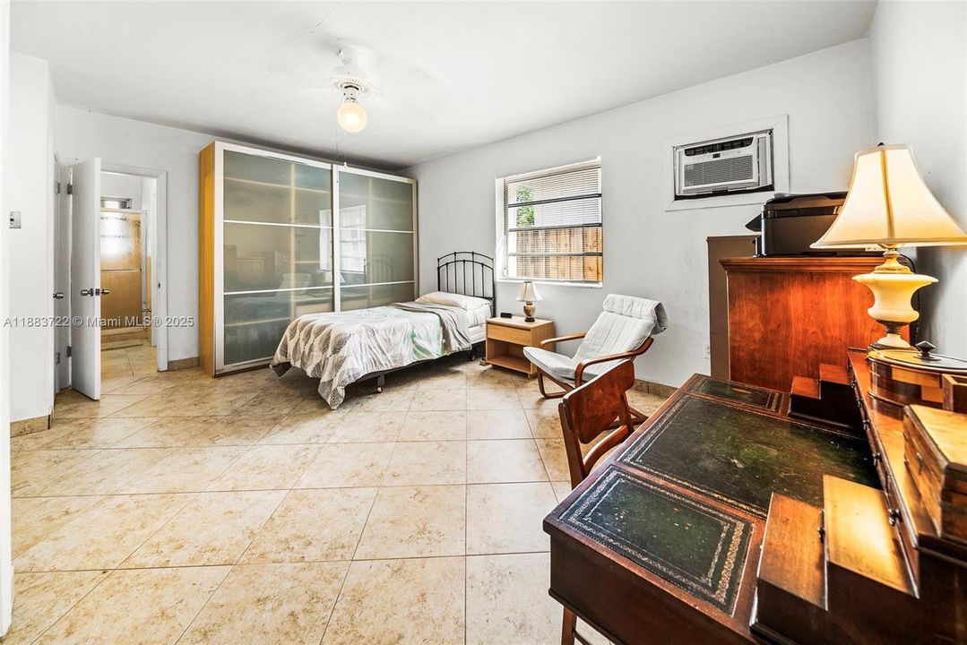 合同活跃: $1,395,000 (4 贝兹, 3 浴室, 2583 平方英尺)