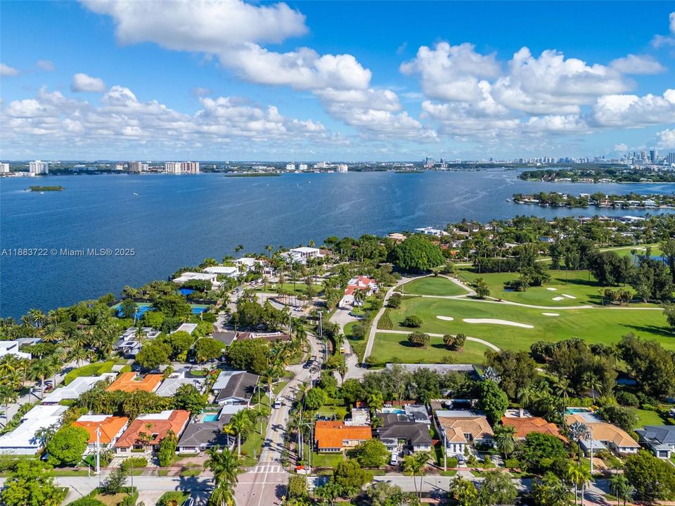 合同活跃: $1,395,000 (4 贝兹, 3 浴室, 2583 平方英尺)