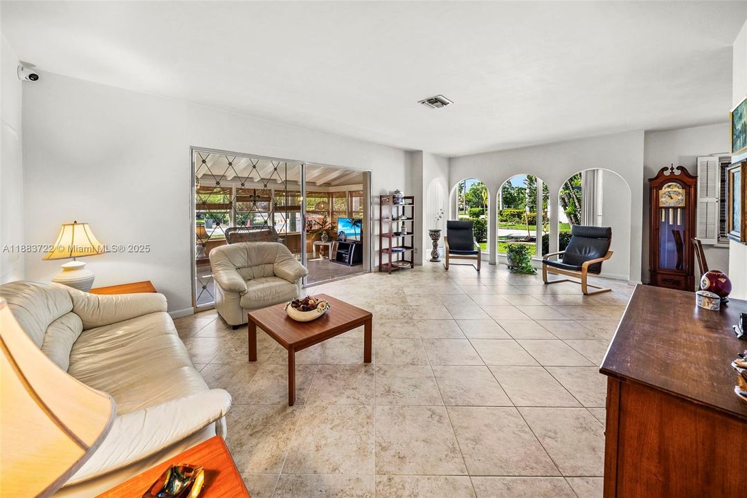 合同活跃: $1,395,000 (4 贝兹, 3 浴室, 2583 平方英尺)