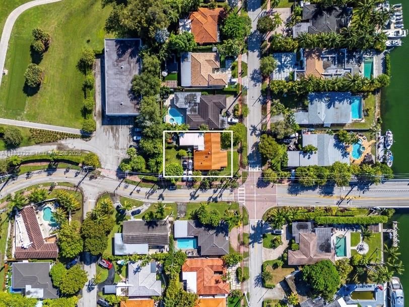 合同活跃: $1,395,000 (4 贝兹, 3 浴室, 2583 平方英尺)