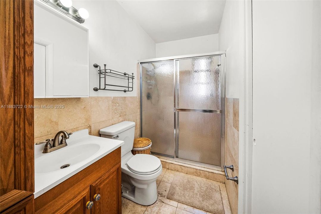 合同活跃: $1,395,000 (4 贝兹, 3 浴室, 2583 平方英尺)