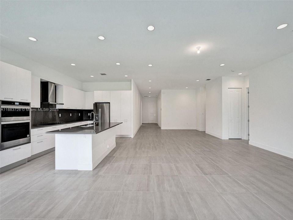 Active With Contract: $8,500 (6 beds, 5 baths, 3241 Square Feet)