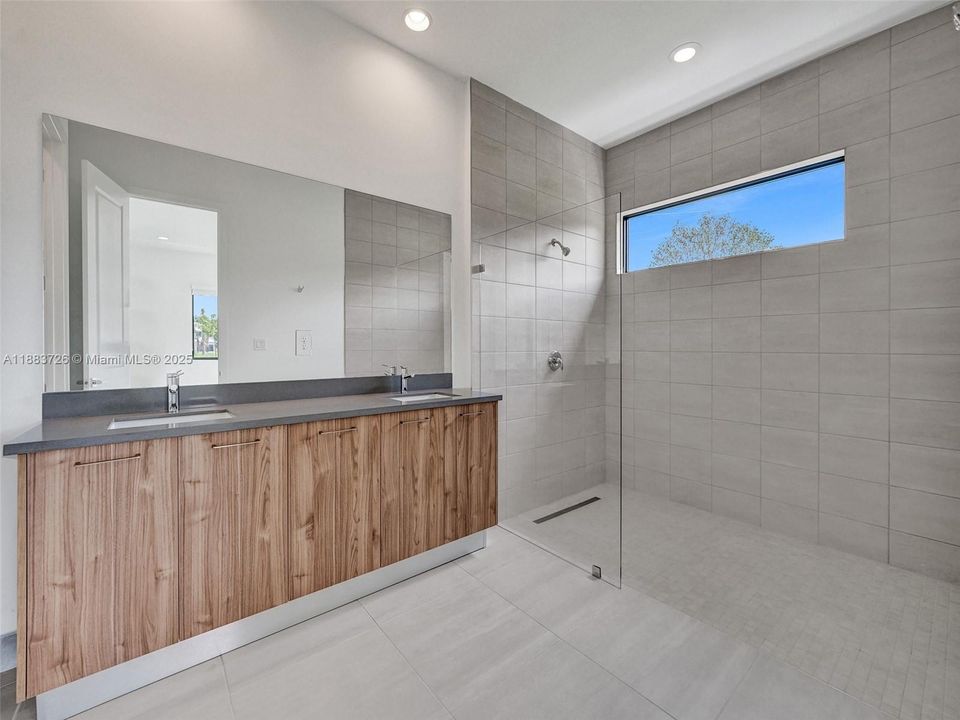 Active With Contract: $8,500 (6 beds, 5 baths, 3241 Square Feet)