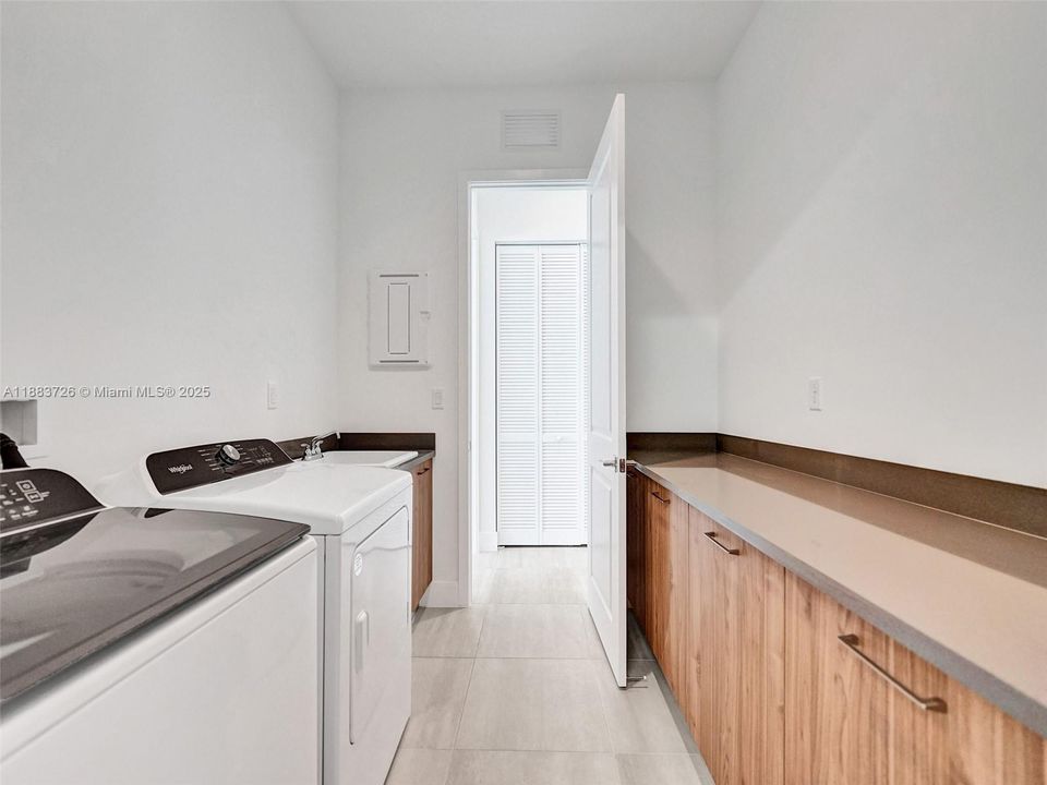 Active With Contract: $8,500 (6 beds, 5 baths, 3241 Square Feet)