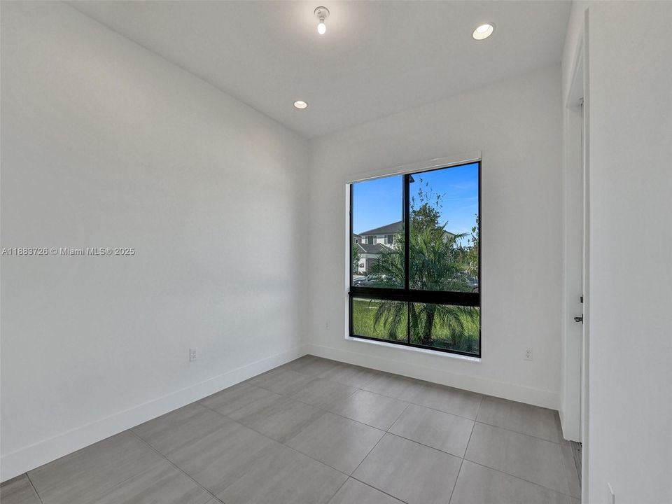 Active With Contract: $8,500 (6 beds, 5 baths, 3241 Square Feet)