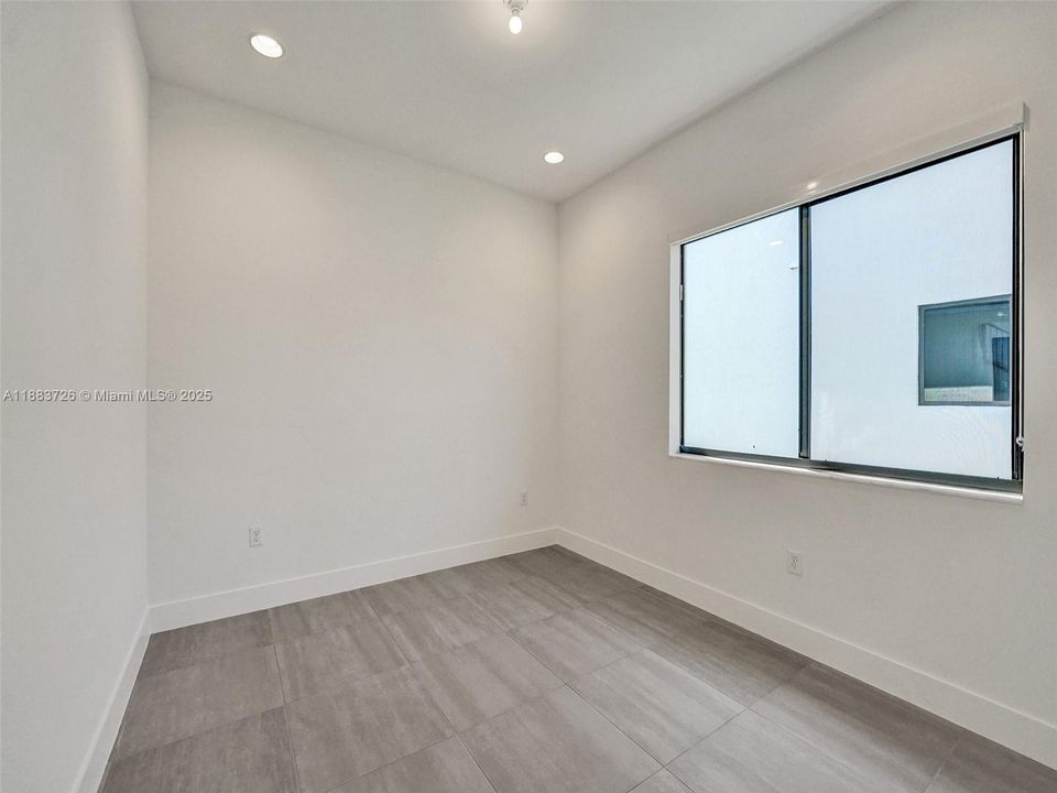 Active With Contract: $8,500 (6 beds, 5 baths, 3241 Square Feet)