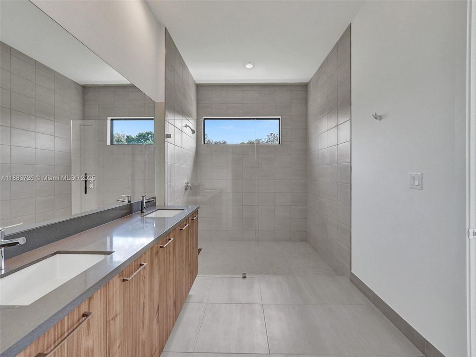 Active With Contract: $8,500 (6 beds, 5 baths, 3241 Square Feet)