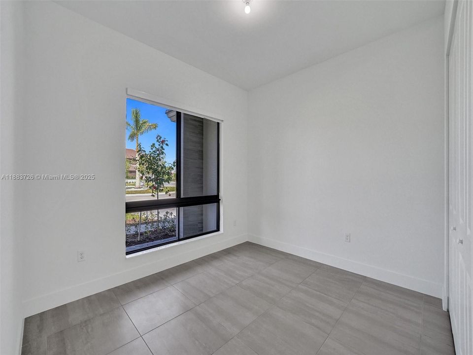 Active With Contract: $8,500 (6 beds, 5 baths, 3241 Square Feet)