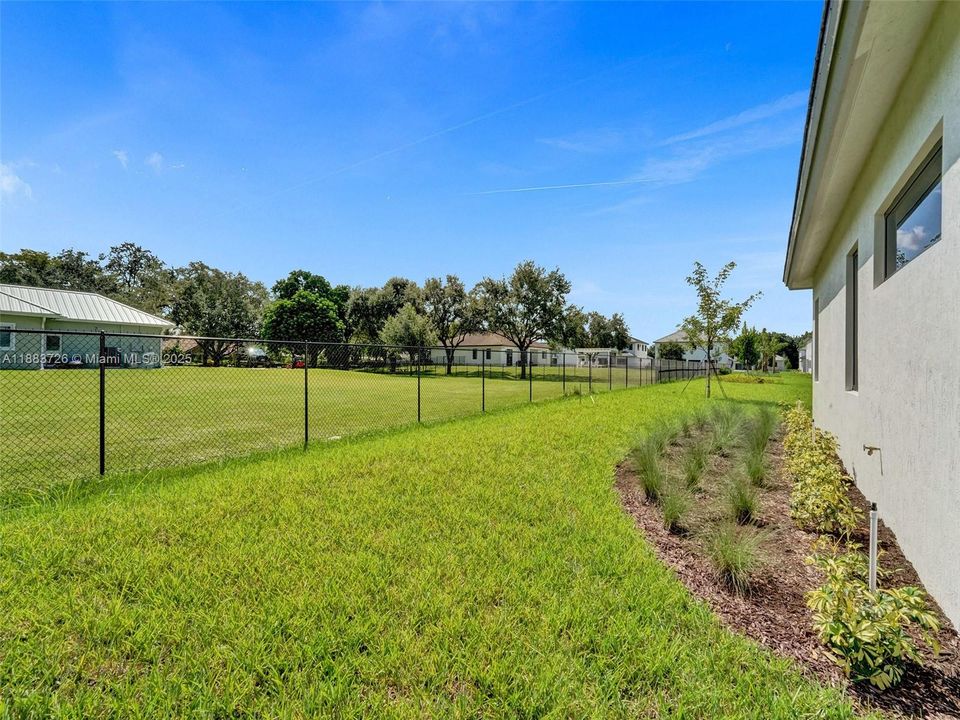 Active With Contract: $8,500 (6 beds, 5 baths, 3241 Square Feet)