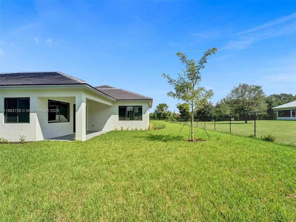 Active With Contract: $8,500 (6 beds, 5 baths, 3241 Square Feet)