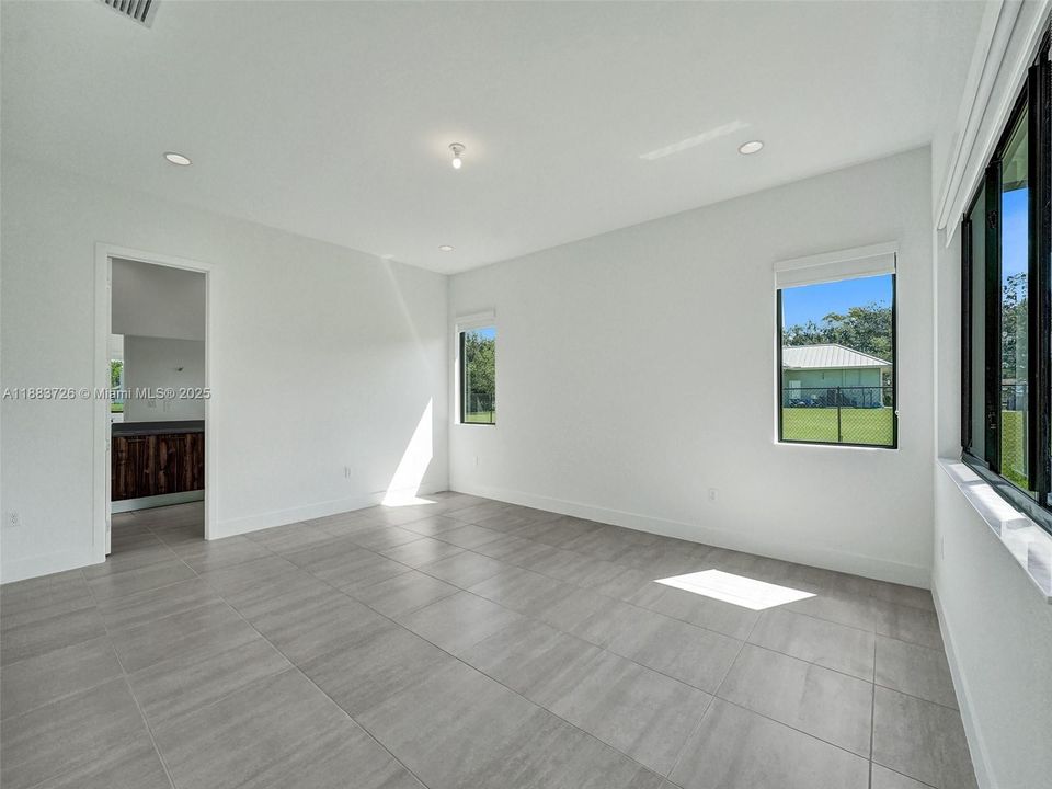 Active With Contract: $8,500 (6 beds, 5 baths, 3241 Square Feet)