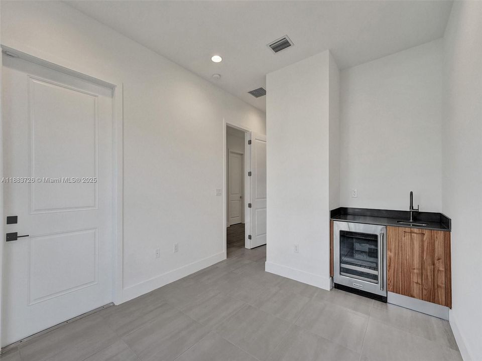 Active With Contract: $8,500 (6 beds, 5 baths, 3241 Square Feet)