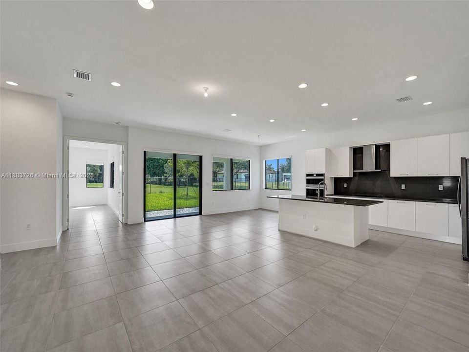 Active With Contract: $8,500 (6 beds, 5 baths, 3241 Square Feet)