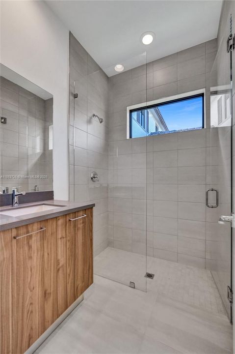 Active With Contract: $8,500 (6 beds, 5 baths, 3241 Square Feet)