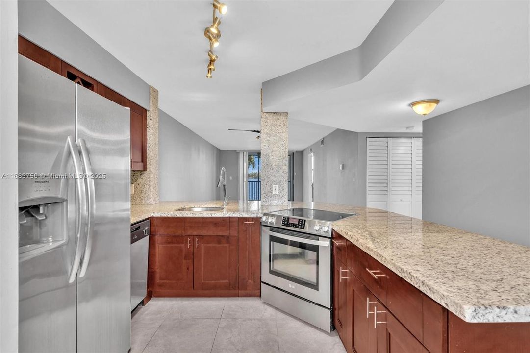 Active With Contract: $2,395 (2 beds, 2 baths, 920 Square Feet)