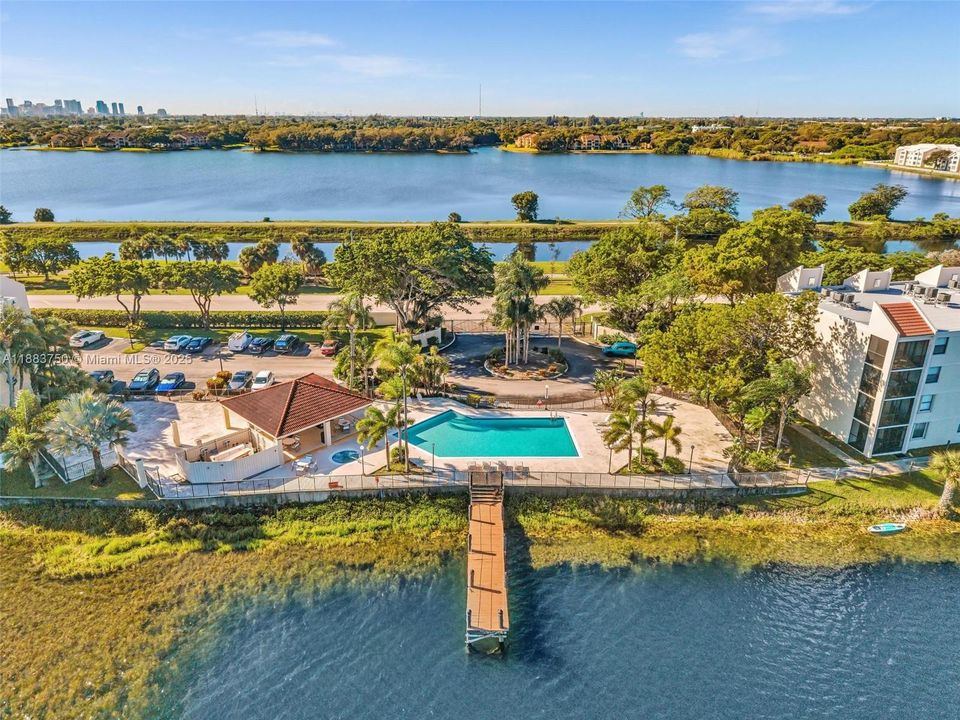 Active With Contract: $2,395 (2 beds, 2 baths, 920 Square Feet)