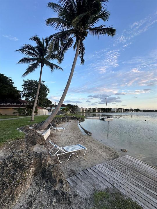 Active With Contract: $2,395 (2 beds, 2 baths, 920 Square Feet)