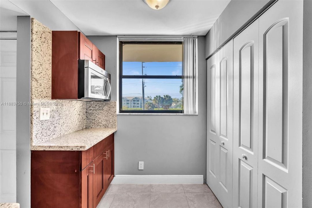 Active With Contract: $2,395 (2 beds, 2 baths, 920 Square Feet)