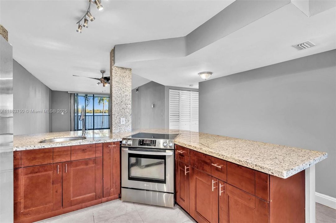 Active With Contract: $2,395 (2 beds, 2 baths, 920 Square Feet)