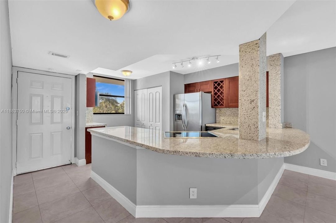 Active With Contract: $2,395 (2 beds, 2 baths, 920 Square Feet)