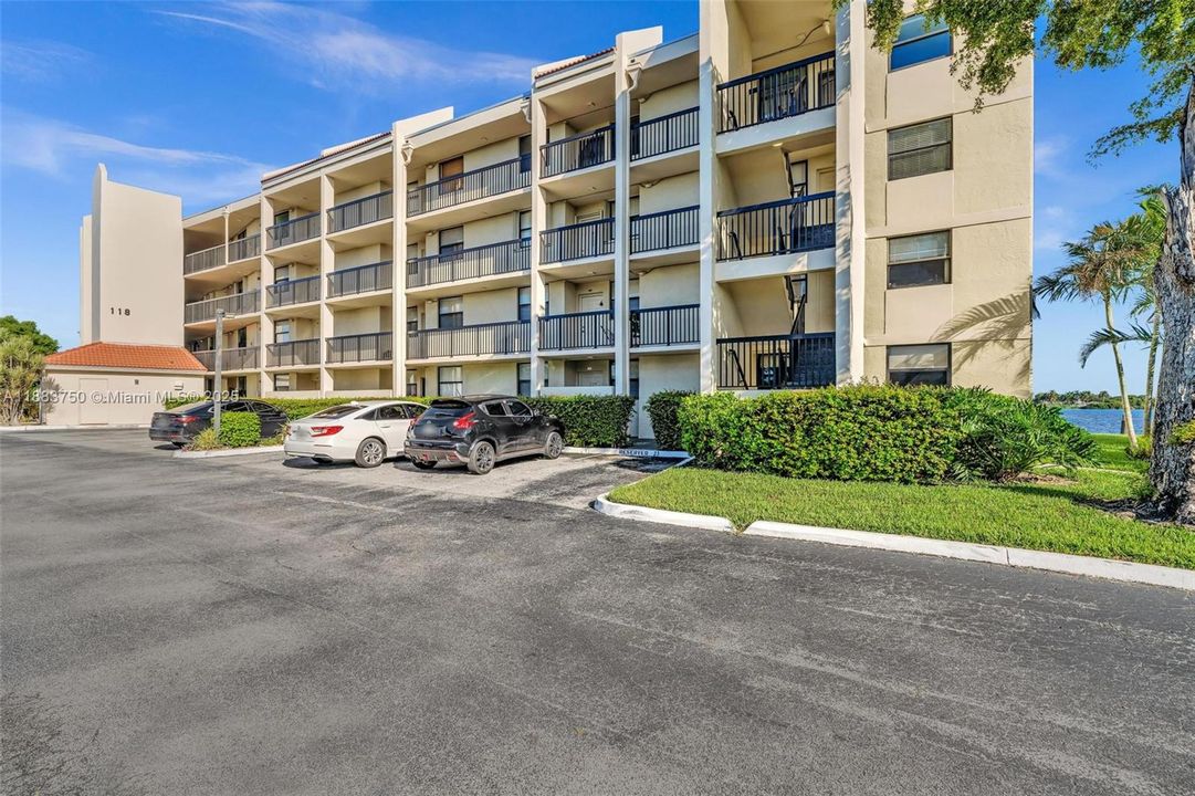 Active With Contract: $2,395 (2 beds, 2 baths, 920 Square Feet)