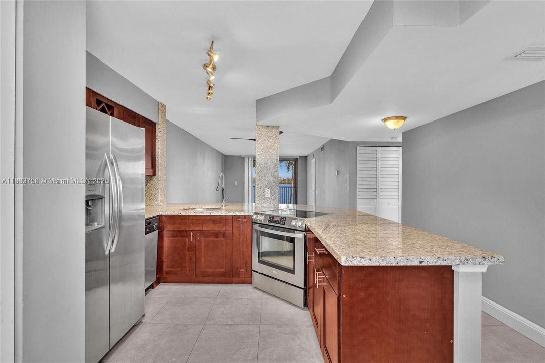Active With Contract: $2,395 (2 beds, 2 baths, 920 Square Feet)