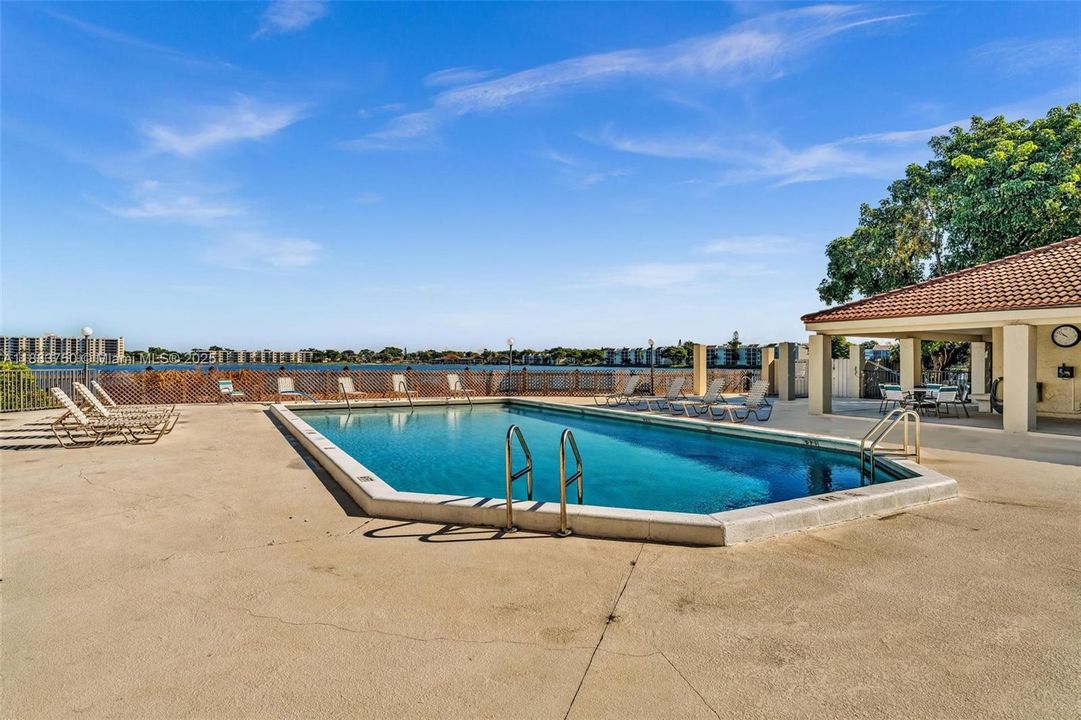 Active With Contract: $2,395 (2 beds, 2 baths, 920 Square Feet)