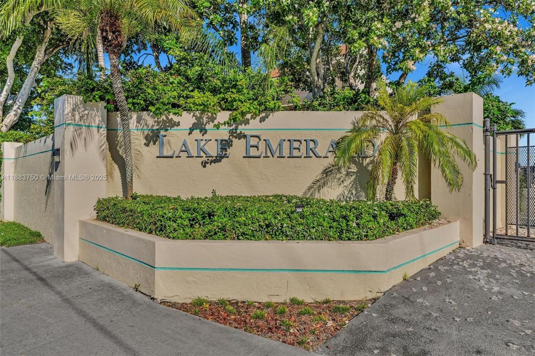 Active With Contract: $2,395 (2 beds, 2 baths, 920 Square Feet)